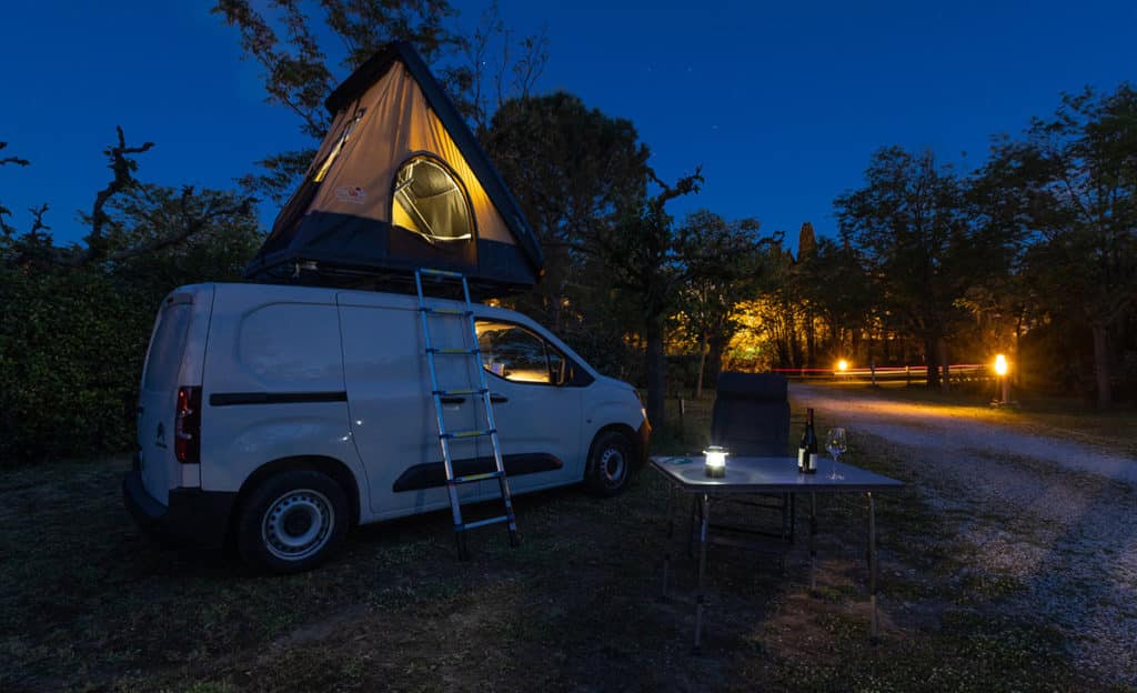 NaïtUp, la tente de toit pour toutes les voitures - Emplacement de camping  pour caravanes, tente et camping-car