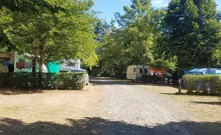 Emplacement de camping en bord de lac en Bourgogne
