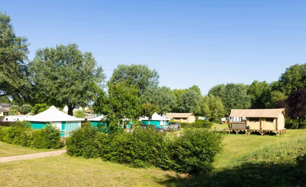 Emplacement de camping dans la vallée du Loir sur les rives du lac de Mansigné