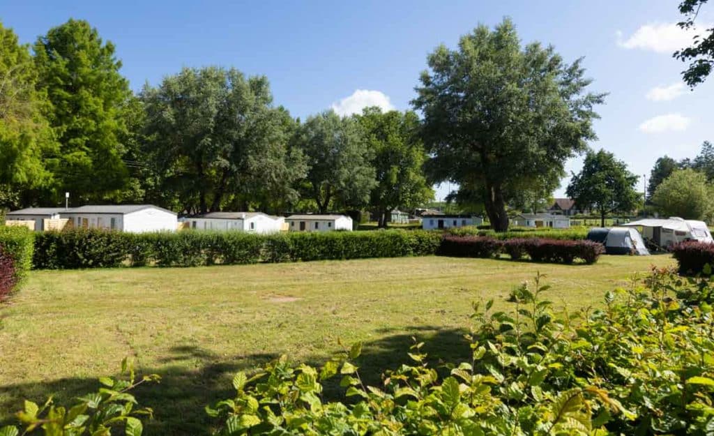 Emplacement de camping dans la vallée du Loir sur les rives du lac de Mansigné