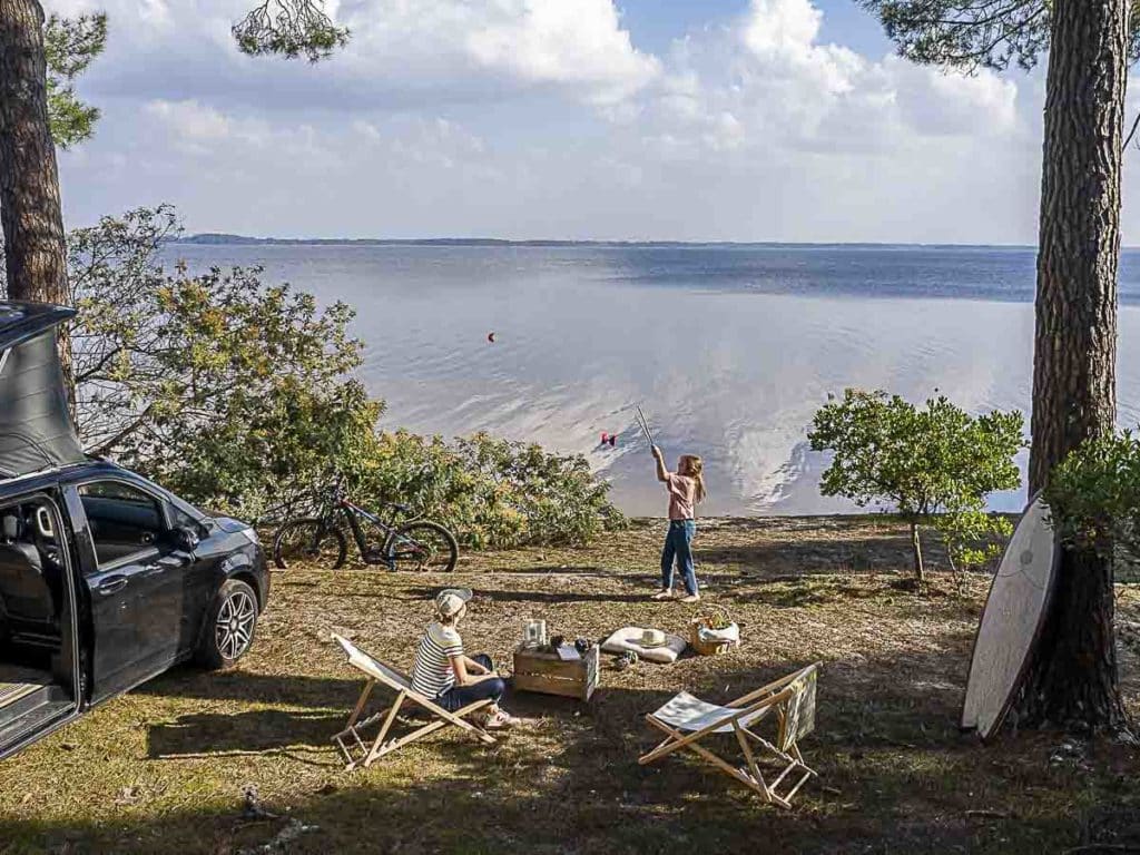 Emplacement de camping sur les rives du lac de Lacanau