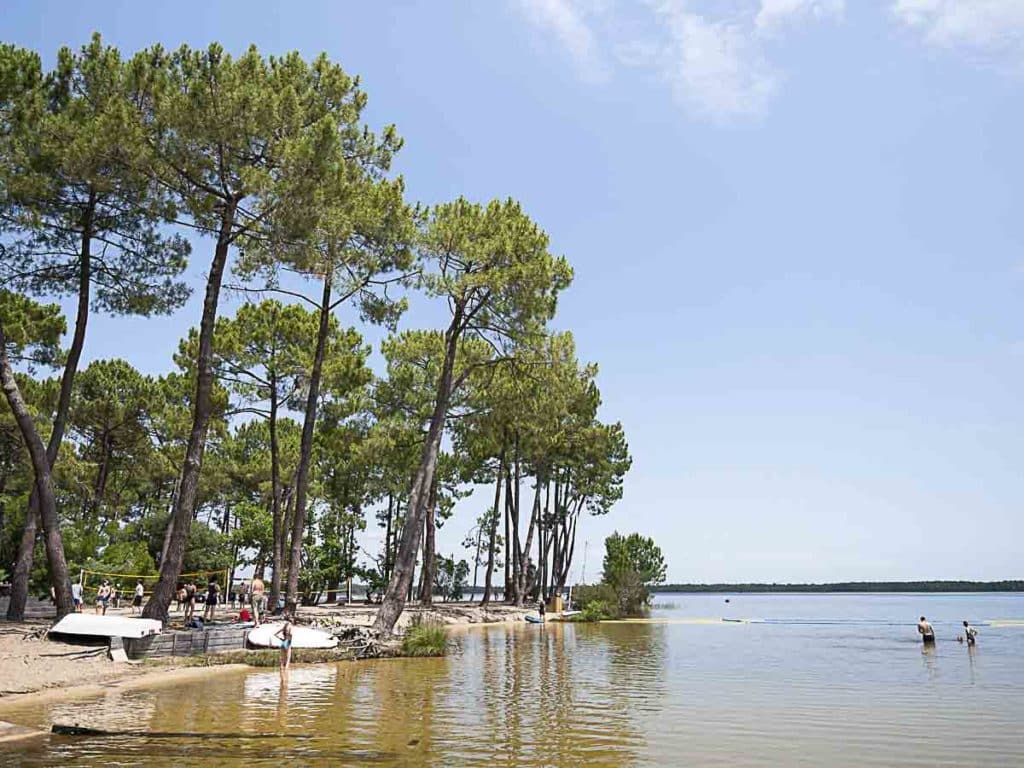 Emplacement de camping sur les rives du lac de Lacanau